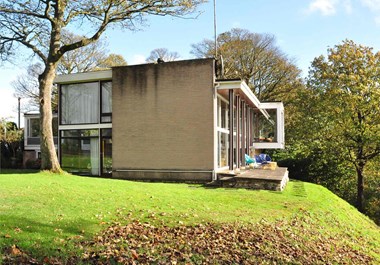 Flat-roofed modern house built on a mound