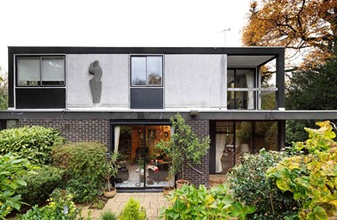 Two-storey house. The ground floor is brick and the upper is made of concrete